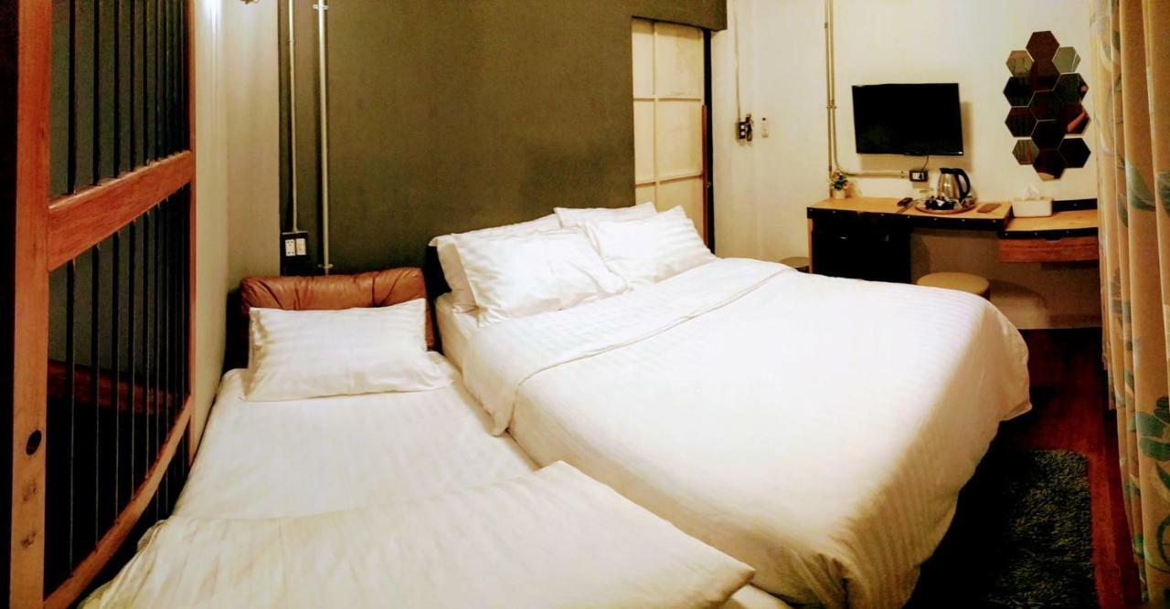Zeds Hostel Bangkok Exterior photo